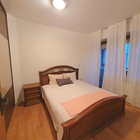3 Bedroom Home With Parking Garage In The Heart Of Szkopje Kültér fotó