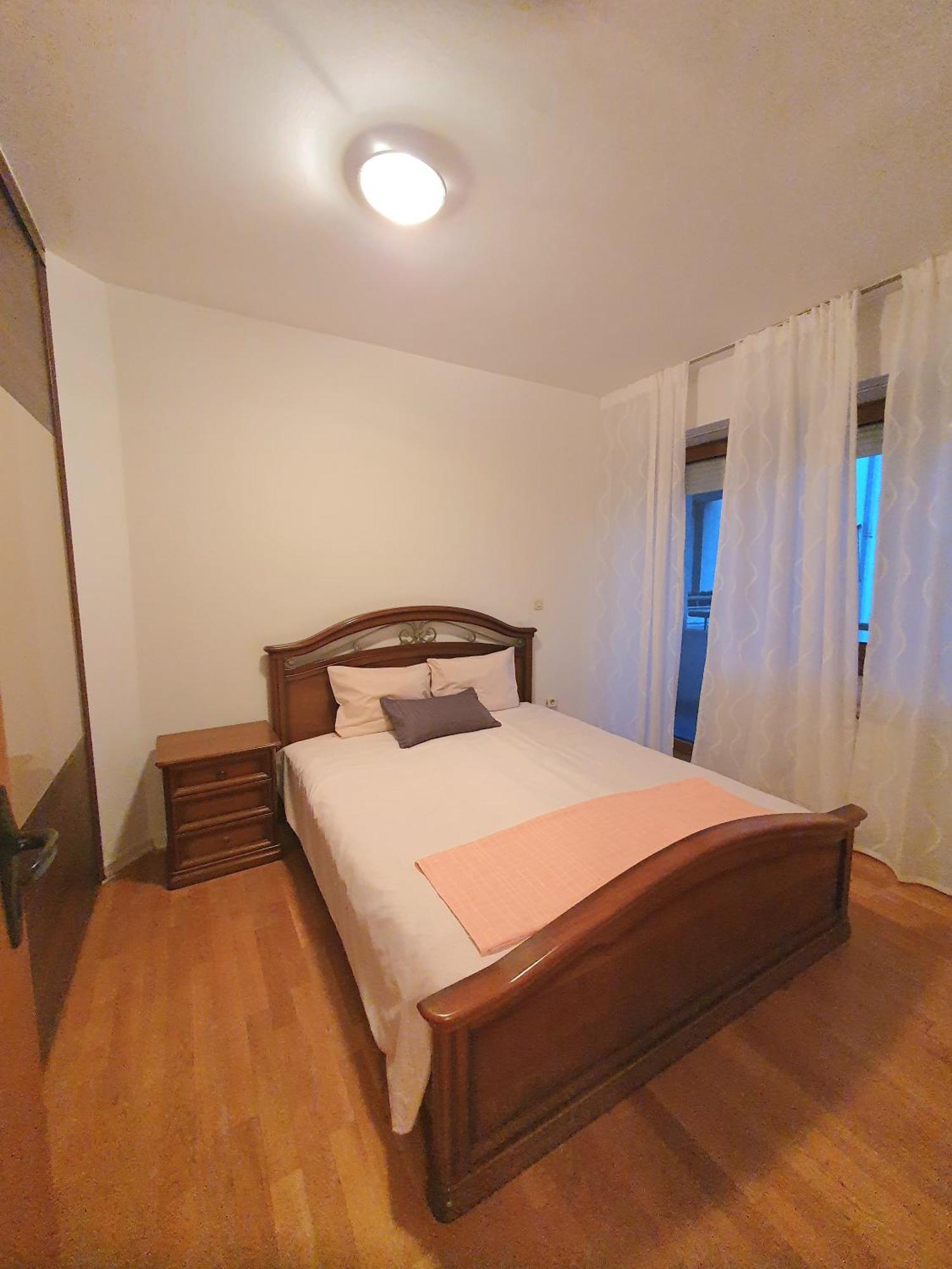 3 Bedroom Home With Parking Garage In The Heart Of Szkopje Kültér fotó
