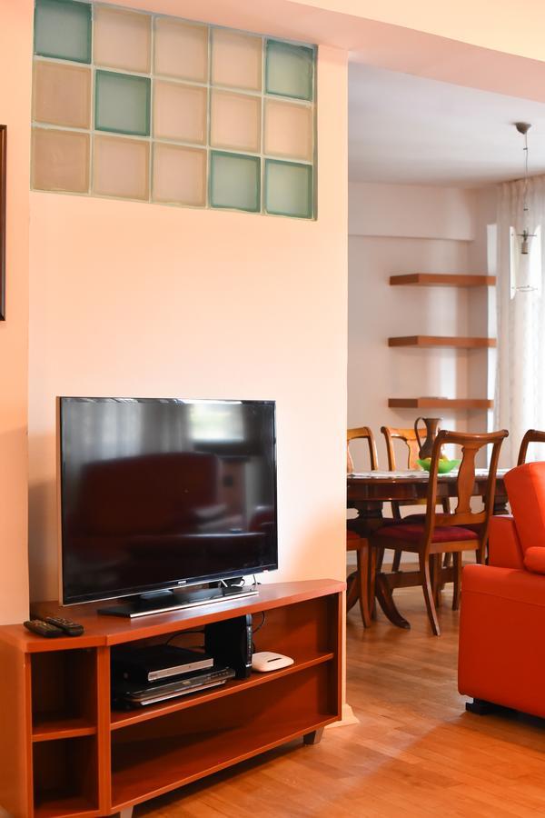 3 Bedroom Home With Parking Garage In The Heart Of Szkopje Kültér fotó