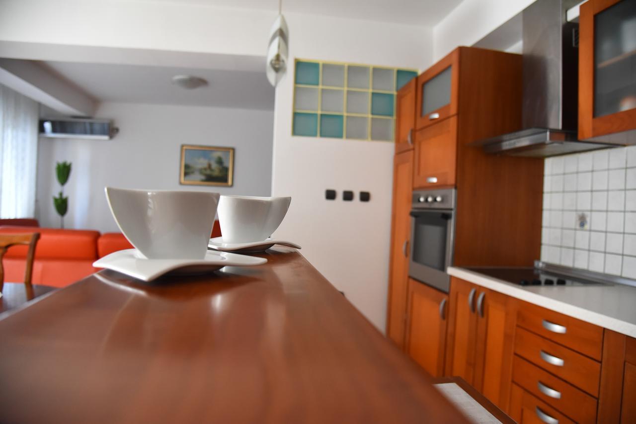 3 Bedroom Home With Parking Garage In The Heart Of Szkopje Kültér fotó