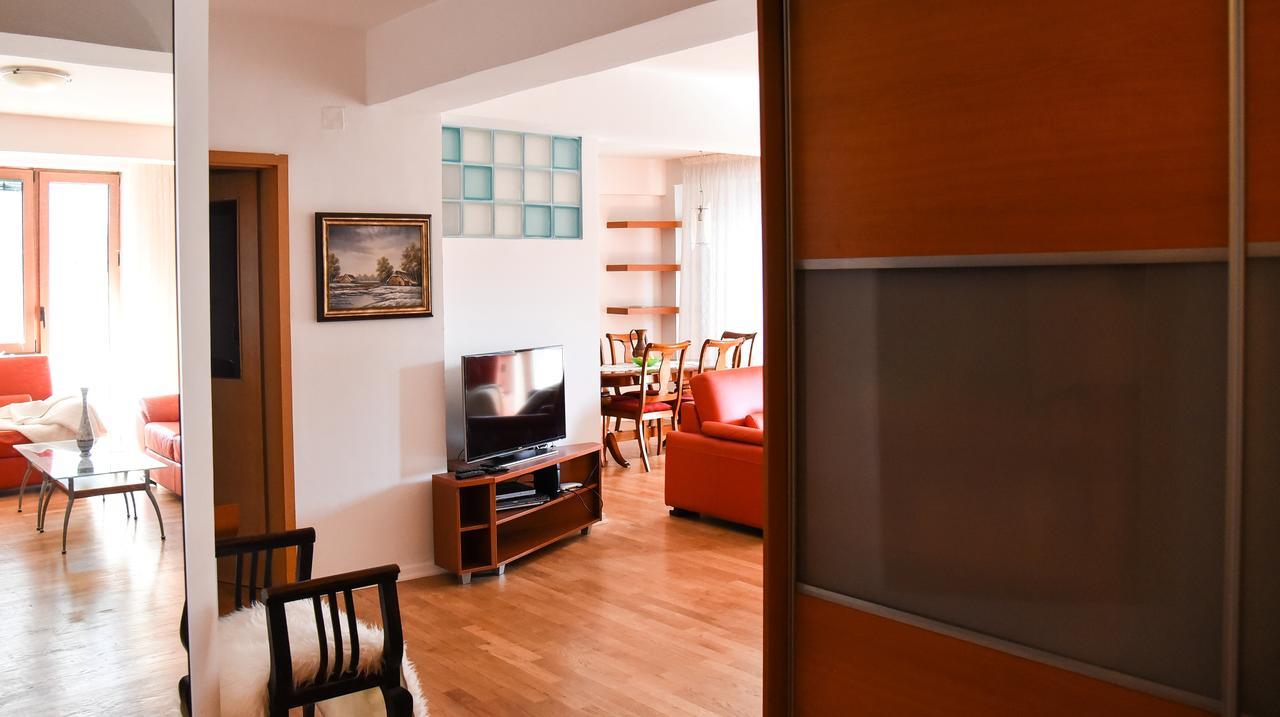 3 Bedroom Home With Parking Garage In The Heart Of Szkopje Kültér fotó