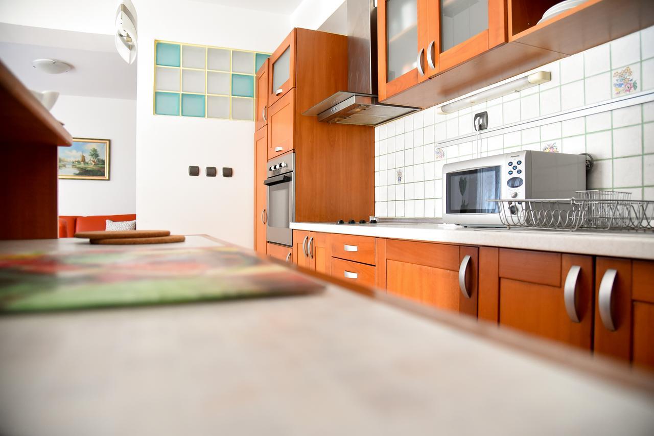 3 Bedroom Home With Parking Garage In The Heart Of Szkopje Kültér fotó