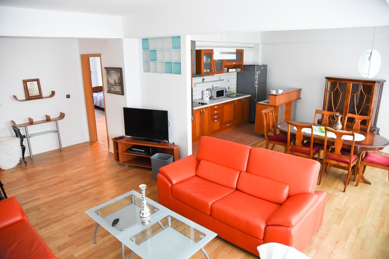 3 Bedroom Home With Parking Garage In The Heart Of Szkopje Kültér fotó