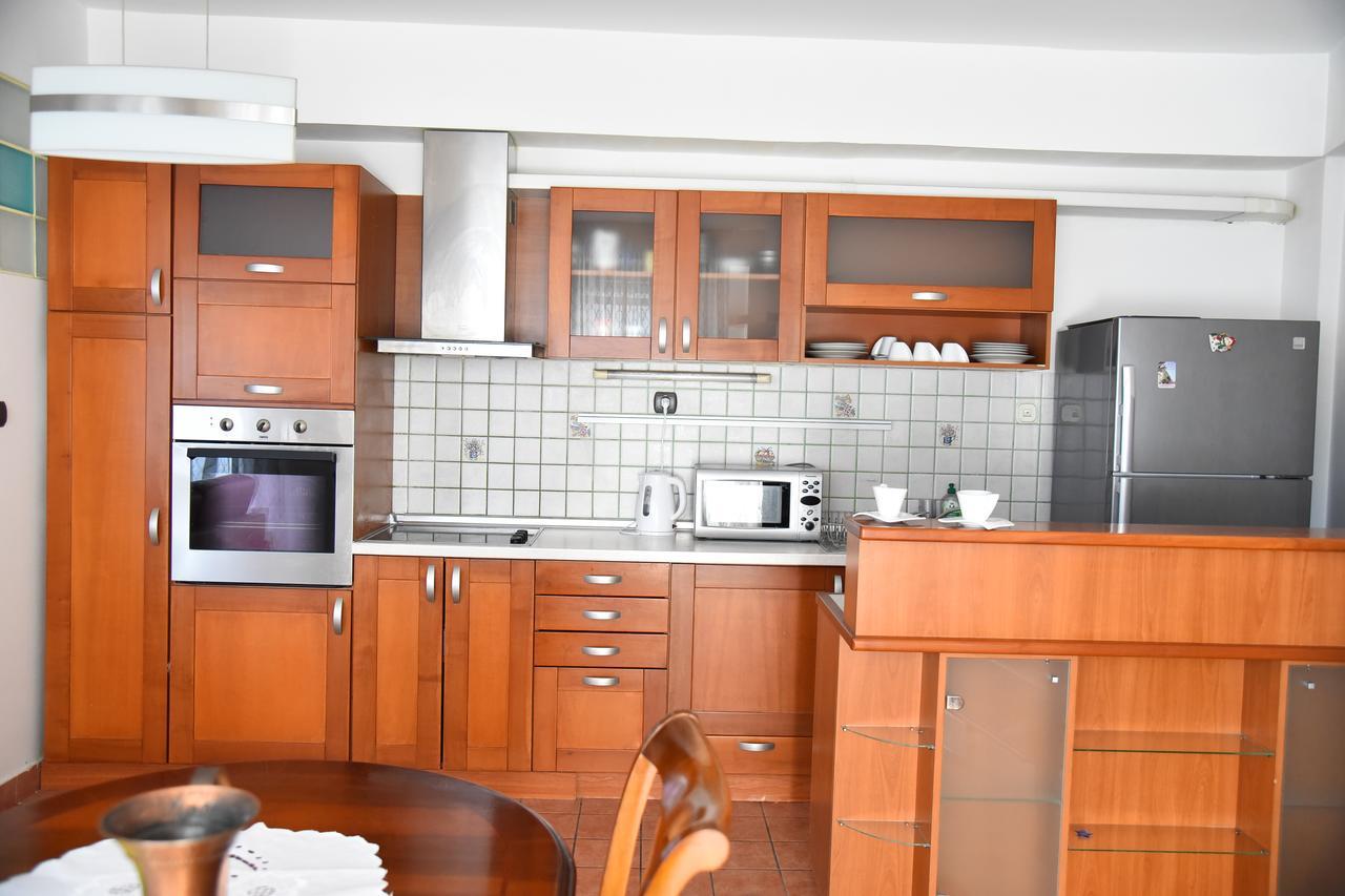 3 Bedroom Home With Parking Garage In The Heart Of Szkopje Kültér fotó